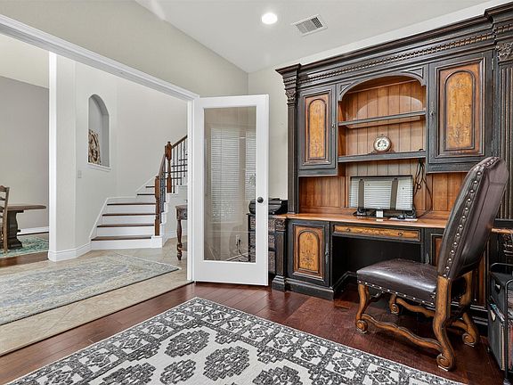 5th image of 2610 Park Hills Dr