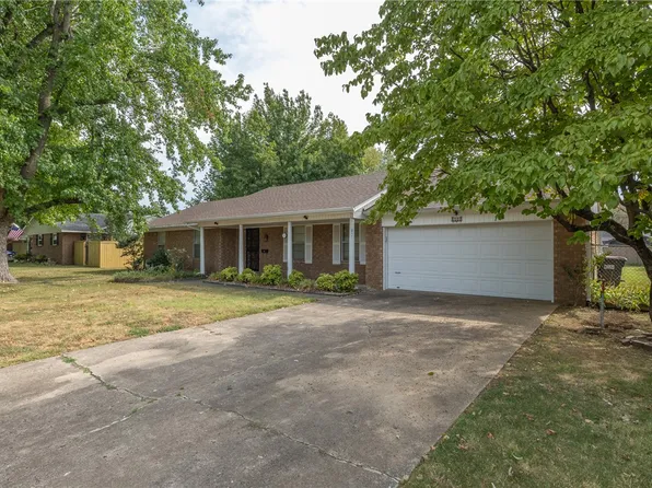 811 Crestwood St, Springdale, AR 72762