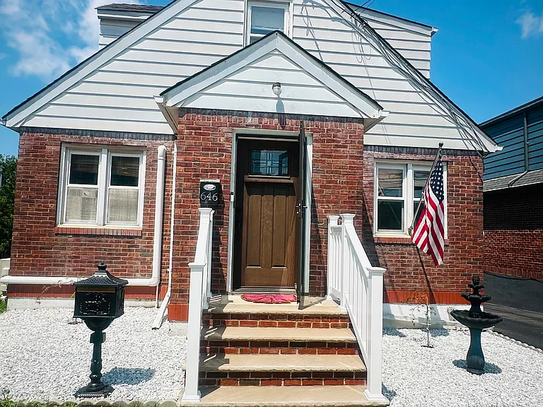 646 McBride Ave — Photo 1