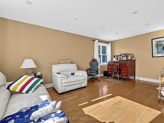 5th image of 42 Donald St