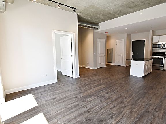 3rd image of 3817-45 N Broadway St #3833-406