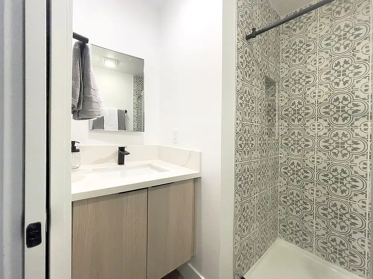 DLUX Lofts - Modern Downtown Studios — Photo 66