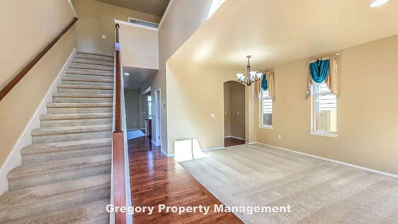 3 bed, 2.5 bath, 2498 sqft, $3,400 — Photo 4