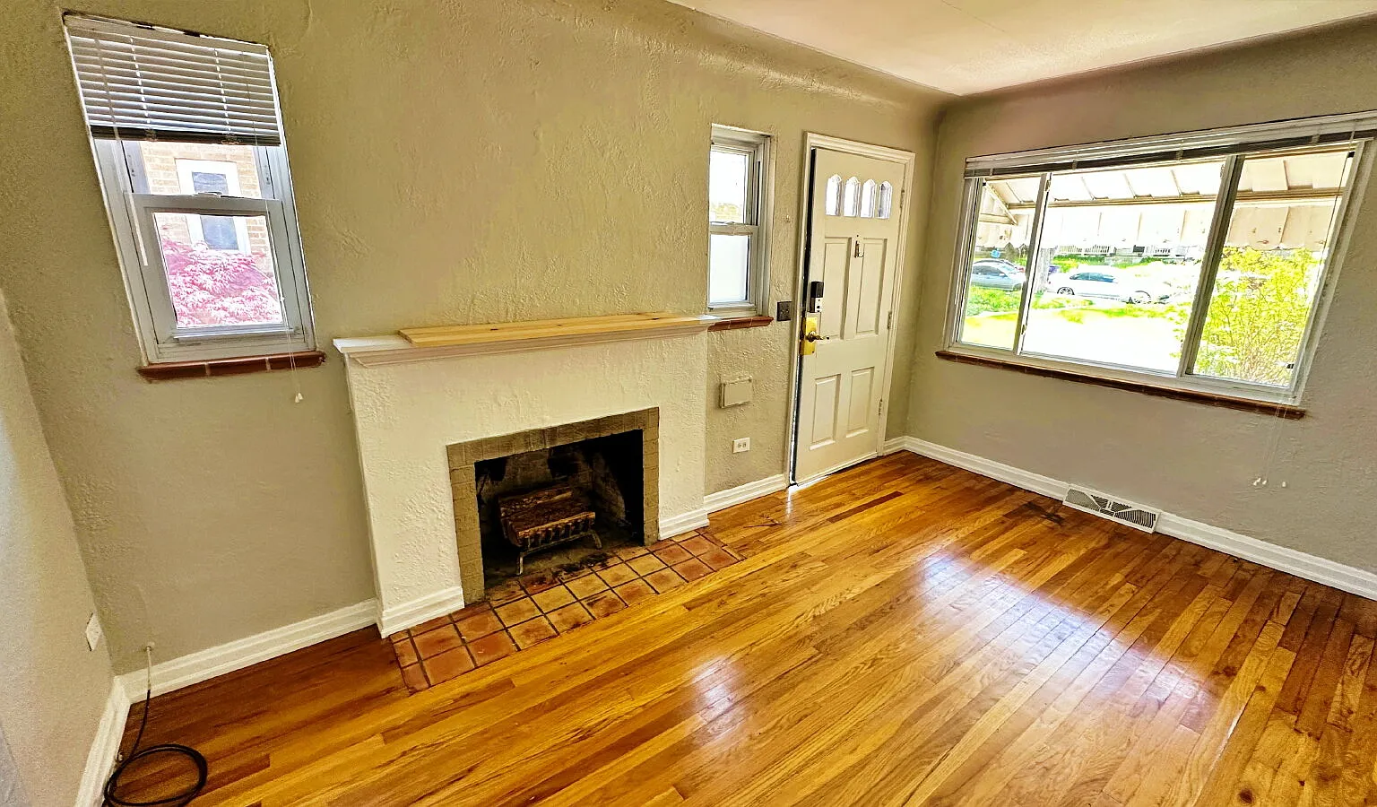 2 bed, 1.0 bath, 713 sqft, $1,999 — Photo 2