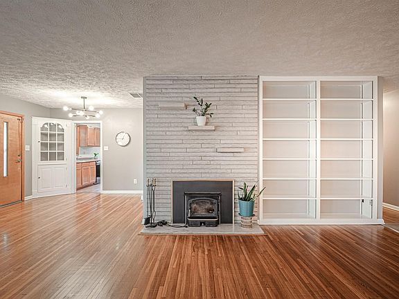 5th image of 1618 Southeast Blvd