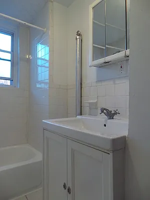 Rented by Perry Associates NYC Inc | media 41