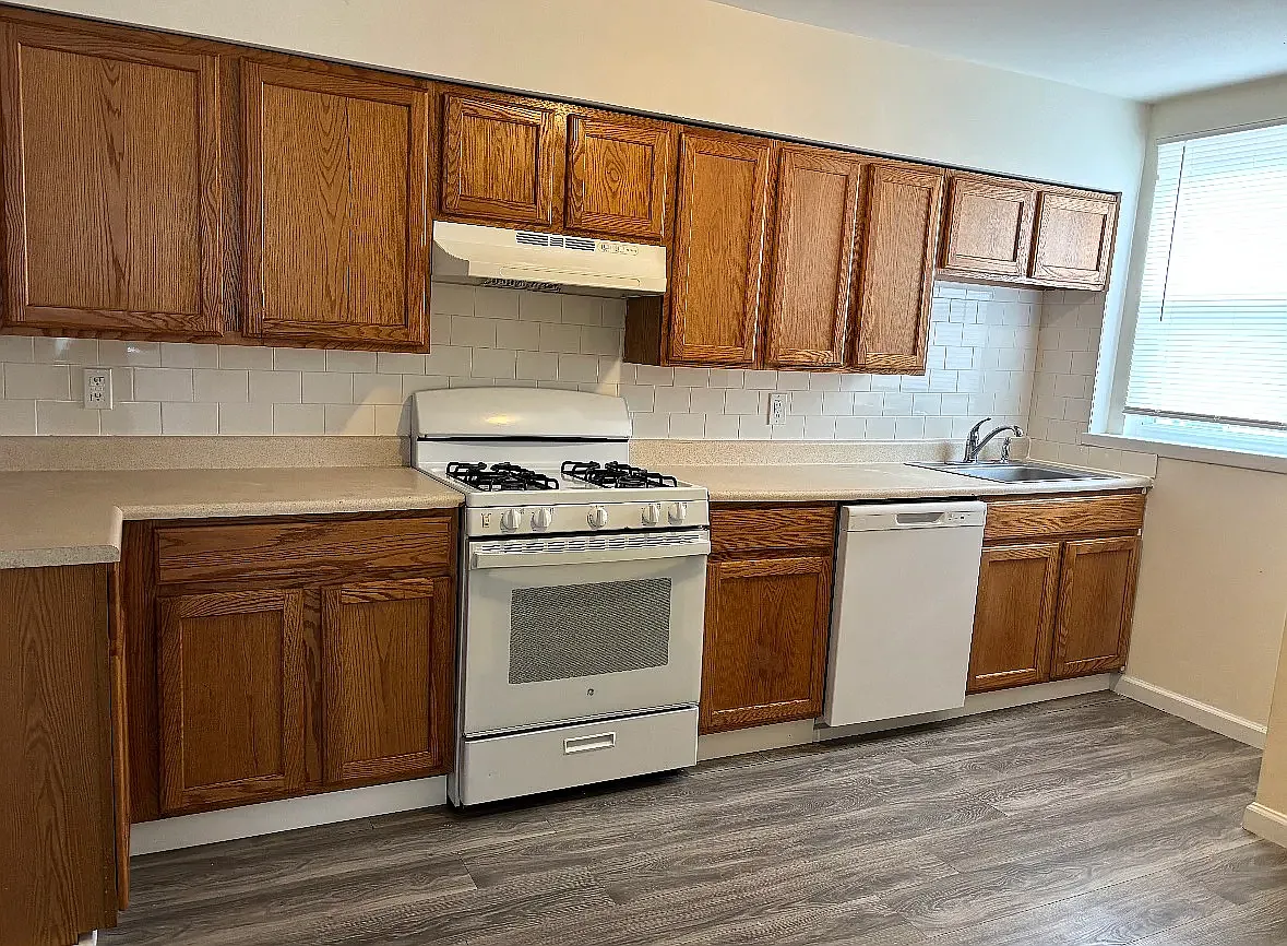 3 bed, 1200 sqft, $2,000 — Photo 2
