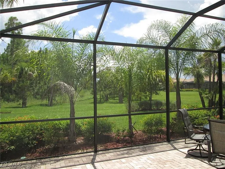 10702 Cetrella Dr — Photo 15