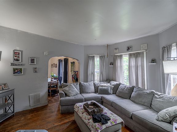 5th image of 28 Glenwood Ave