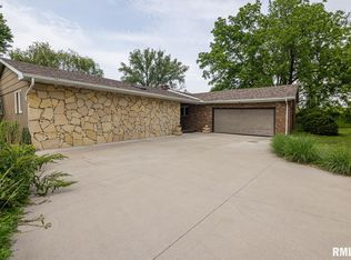 1135 Fairlane Dr, Bettendorf, IA 52722
