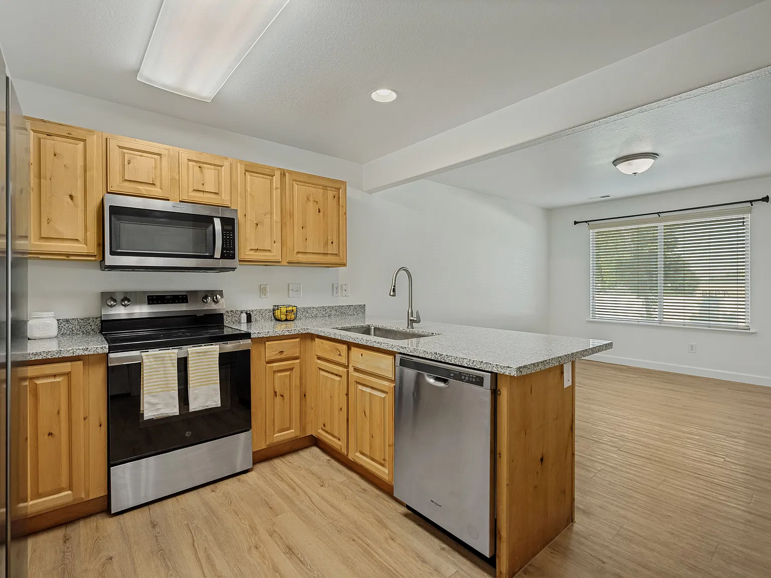 3 bed, 2.5 bath, 1440 sqft, $1,700 — Photo 4