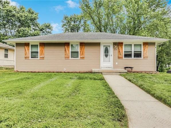 2013 Lipper Ave, Higginsville, MO 64037