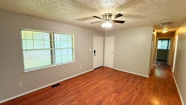 3 bed, 1.0 bath, 950 sqft, $1,350 — Photo 3