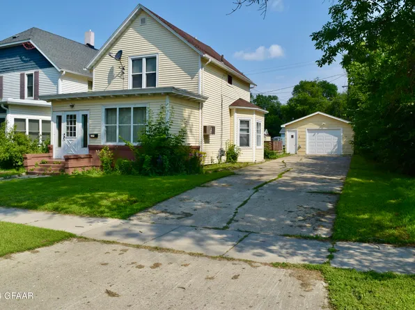 309 7th St NE, Devils Lake, ND 58301