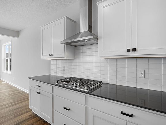 4th image of 2699 Kenwood Ave NE
