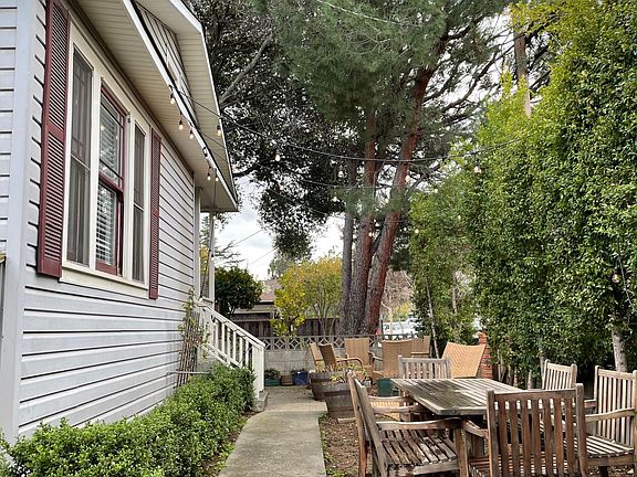 Front area for outdoor entertaining