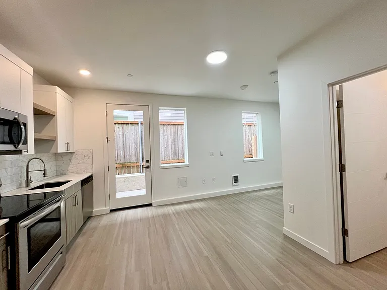 Greenwich Ave Apartments — Photo 8