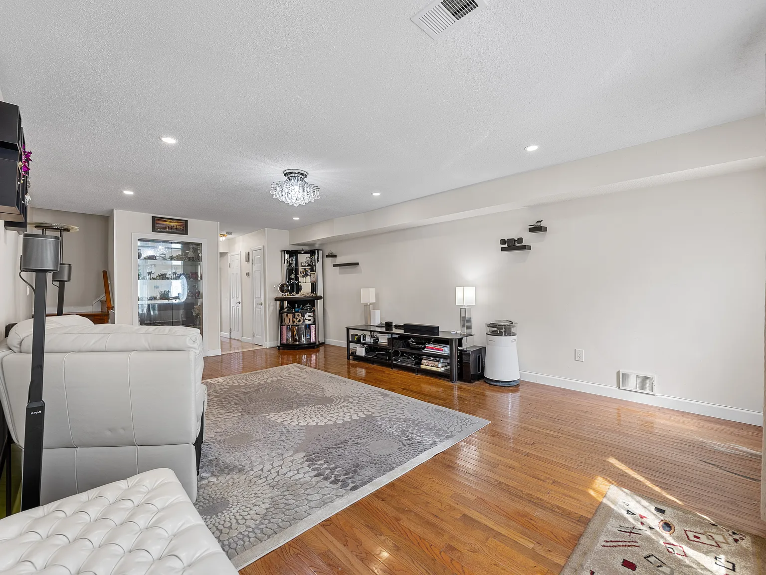 3 bed, 1.5 bath, 1100 sqft, $3,000 — Photo 2