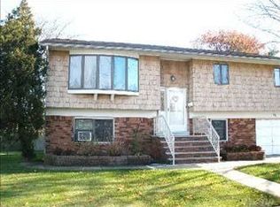 53 Ewell St, Babylon, NY 11704