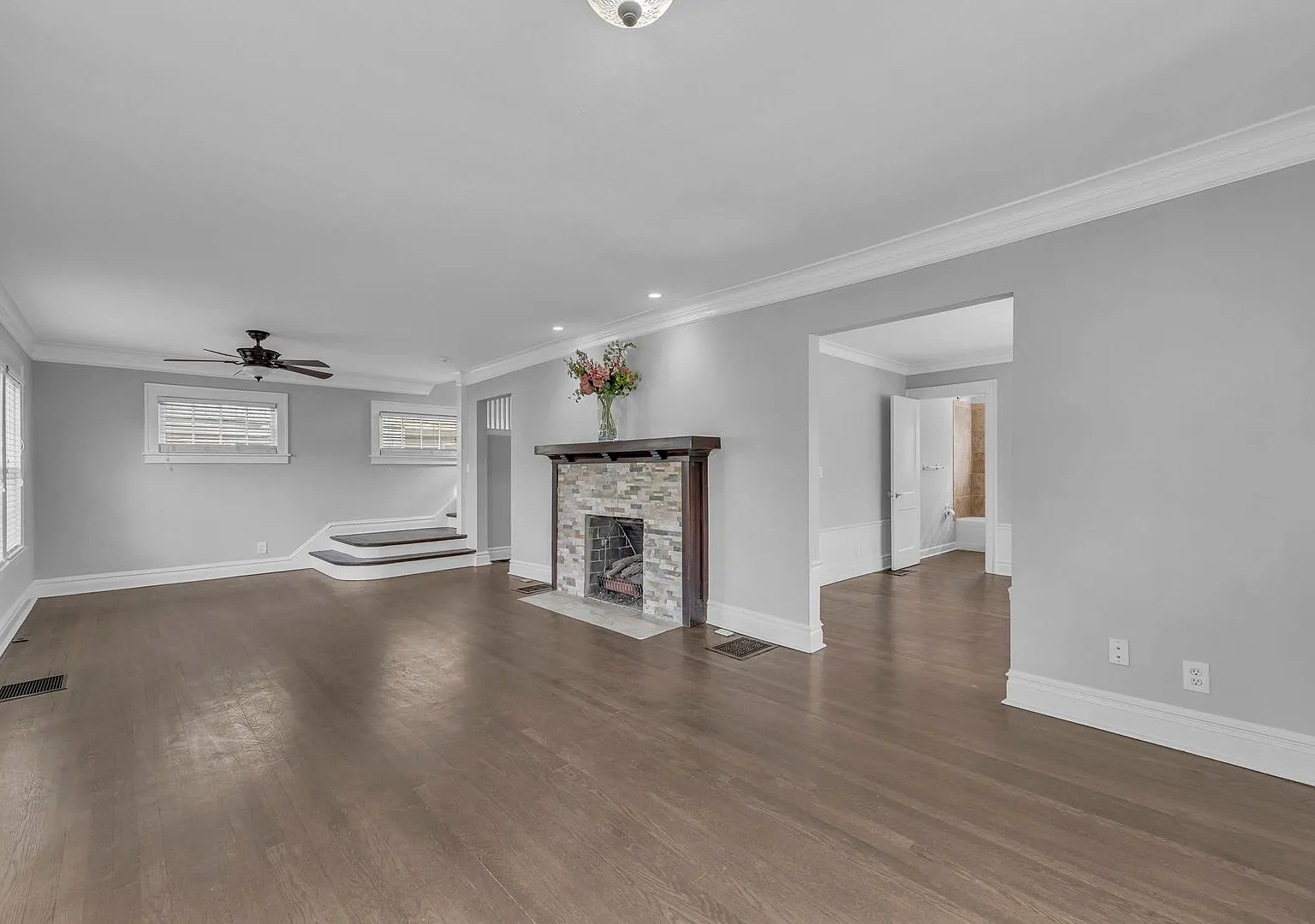 Gorgeous East Crestwood Home — Photo 4