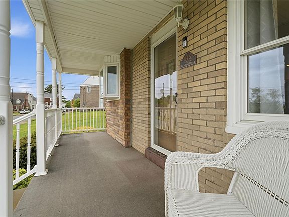 3rd image of 815 Meadow Dr