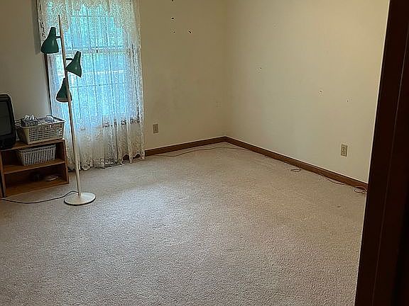 5th image of 221 Colonial Ct