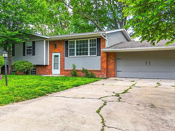2nd image of 1404 S Pickford Pl