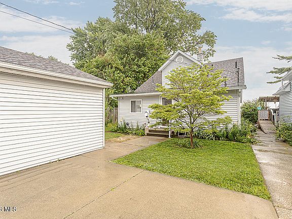 2nd image of 5702 Lakeside Ave