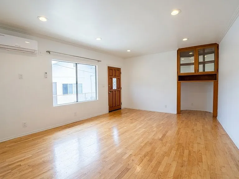1538 N Mariposa Ave — Photo 1