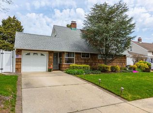 39 Bayberry Ln, Levittown, NY 11756