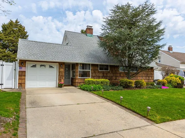 39 Bayberry Lane, Levittown, NY 11756