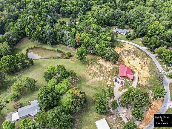 2nd image of 814 Moore Rd
