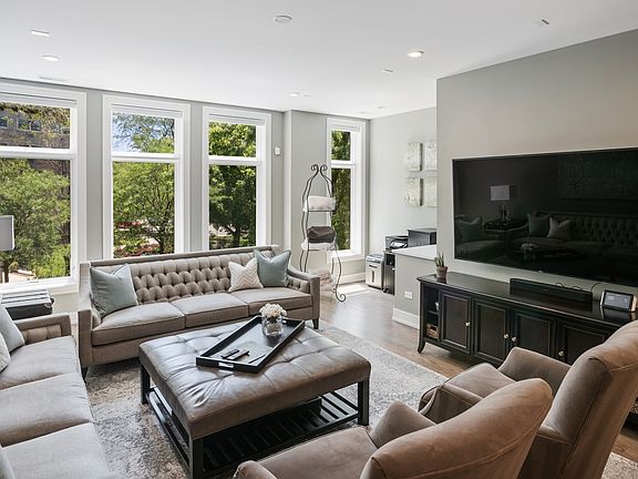 3rd image of 858 W Aldine Ave #2