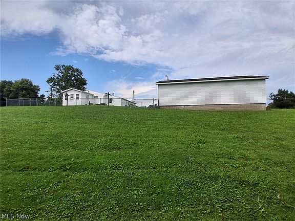 5th image of 413 New England Ridge Rd