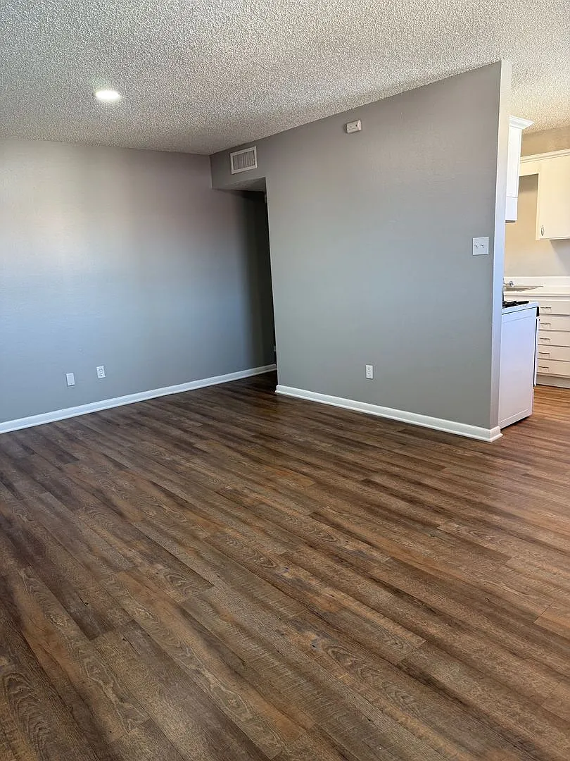 Ambassador Apartments — Photo 1