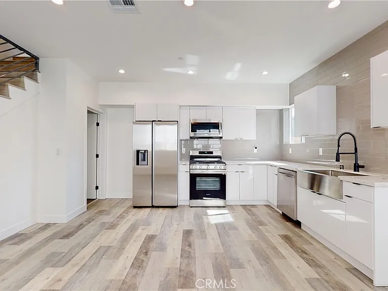 236 N Burlington Ave — Photo 9