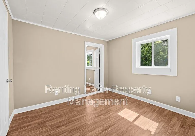 1929 15th St N — Photo 9