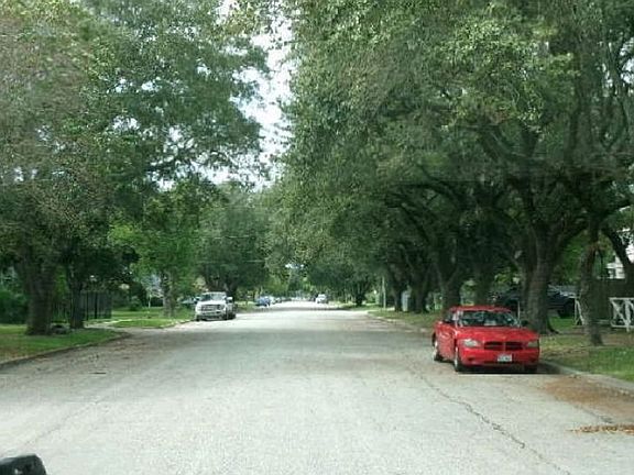 Exterior Neighborhood (street photo)