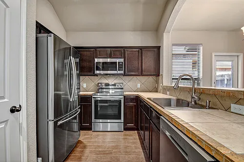 577 Creekside Cir Photo 1