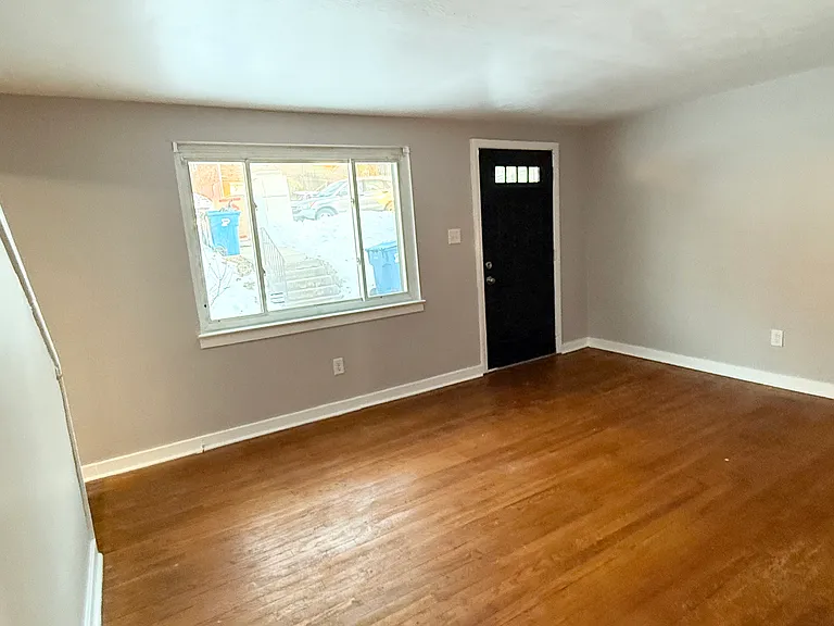512 Macfarlane Dr — Photo 3