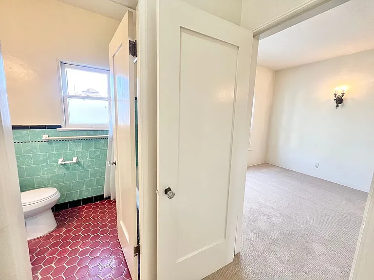 Charming Vintage 1BD/1BA Upstairs Corner Unit Near 7th Street | On-Site Laundry — Photo 7