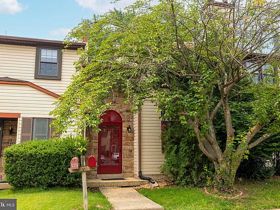 2nd image of 994 Bancroft Pl