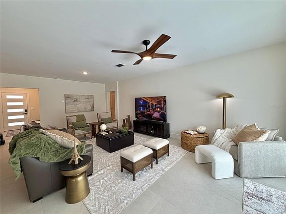 3rd image of 5813 Regent Rd