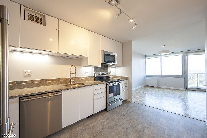 2nd image of 1 Claridge Dr 502 #502