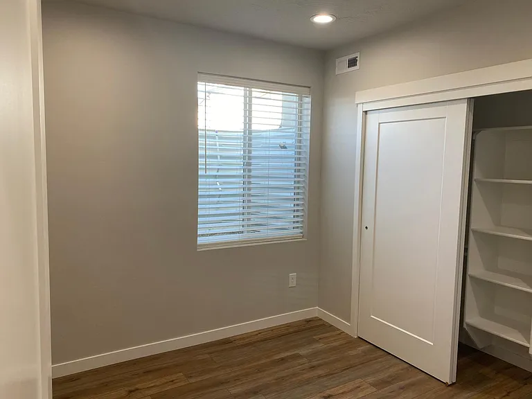 N 220 W — Photo 14