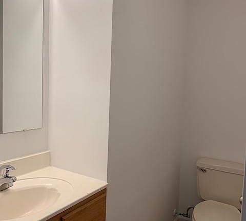 3rd image of 686 E College St