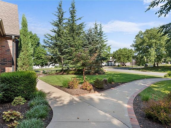 4th image of 301 NW Rockhill Cir