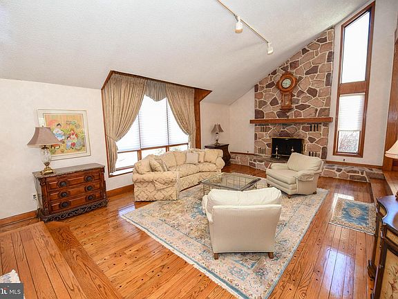 3rd image of 17 S Kings Oak Ln