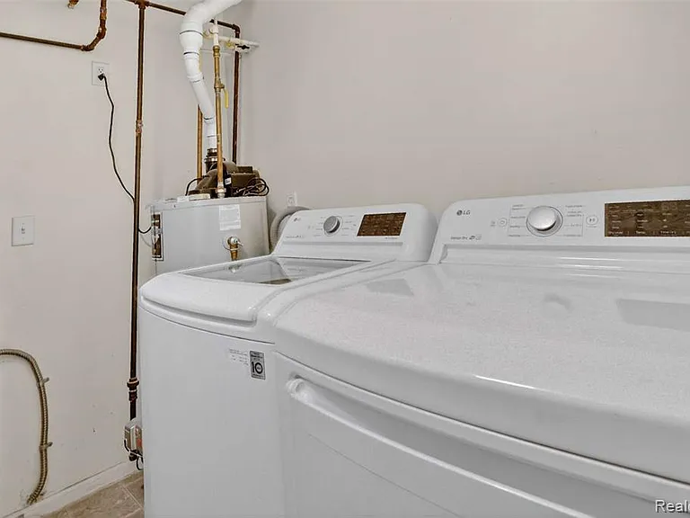 22680 Goddard Rd — Photo 10