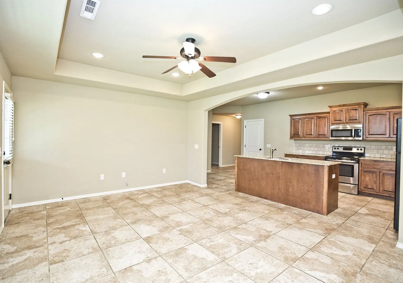 910 Crownview Street — Photo 3